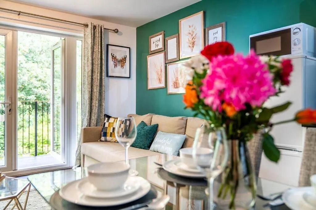 Forest View Apartment- Private Balcony Southampton
