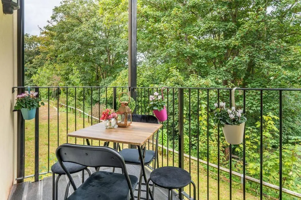Forest View Apartment- Private Balcony Southampton Apartment